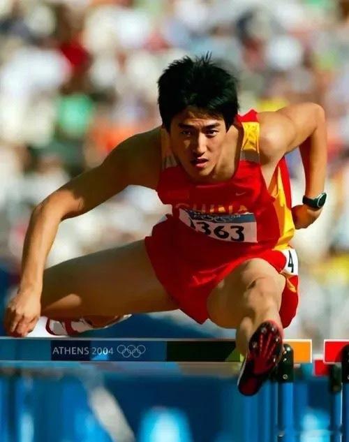 今晚看智己请刘翔站台，挺感慨。当年他参加北京奥运会，我刚工作，全部分同事全部停下