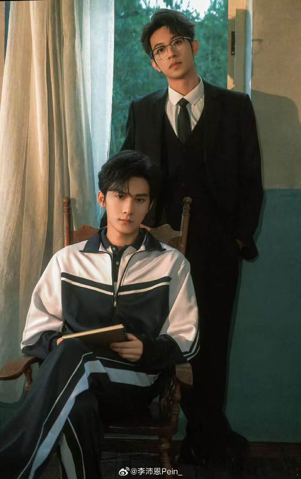 江衡李沛恩校服西装合照江衡李沛恩校服配西装 江衡李沛恩校服和西装好搭！！ 