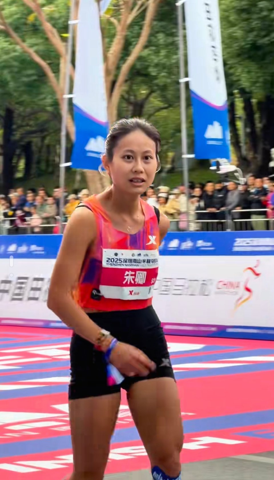 深圳南山半程马拉松2025深圳南山半程马拉松女子组赛场，深圳本土跑者朱卿以1小时
