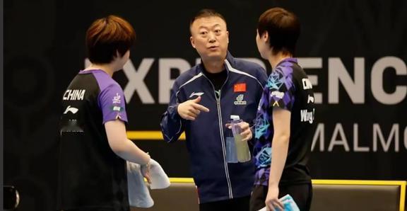 王励勤着实被场面牵动情绪！陈幸同单打失利，他暂且忍住；王艺迪、陈熠双打出局，他继