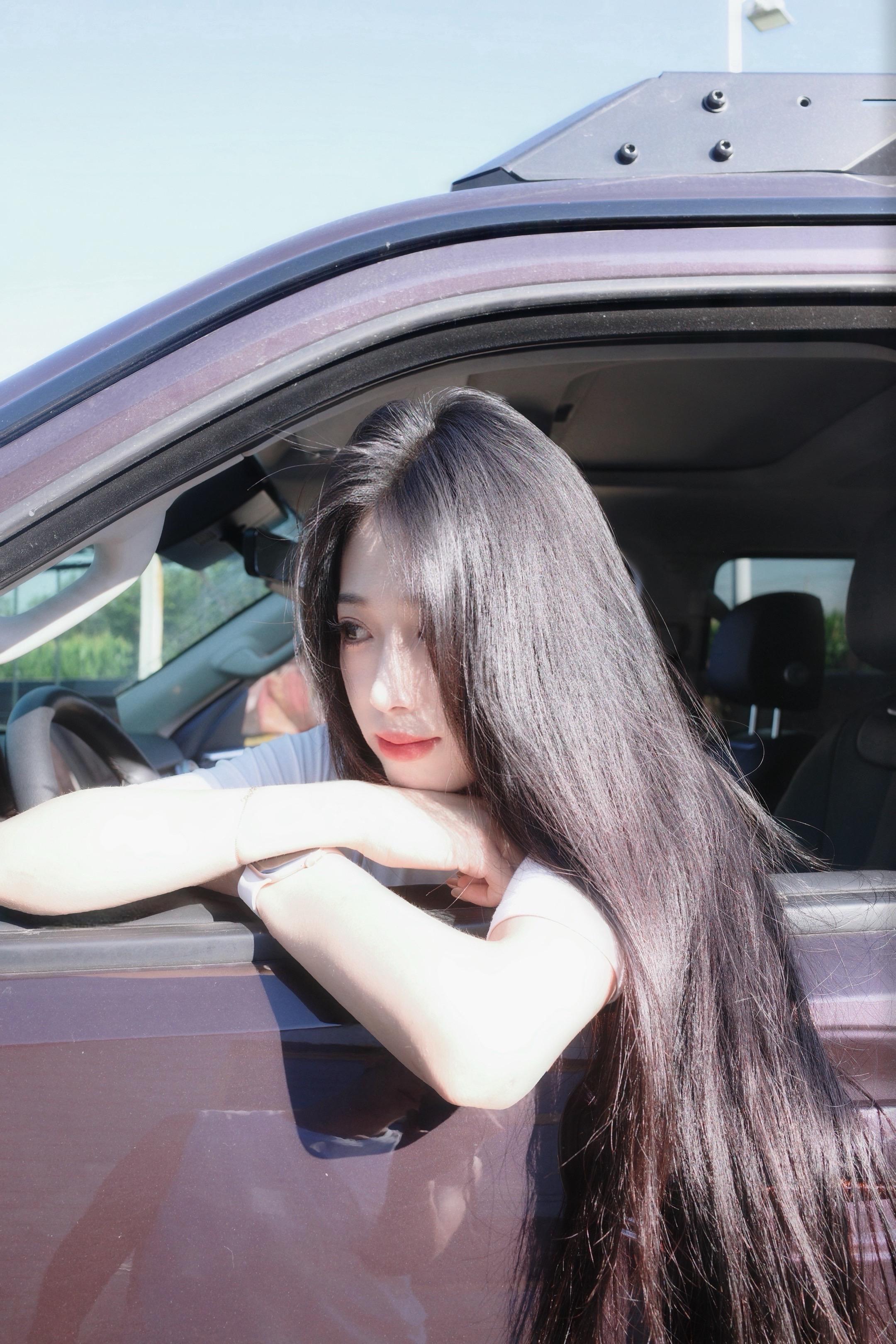 我仍旧向命运展示着我的单薄 柔美和蠢气 以祈求原谅 但靠近我 就能见识...