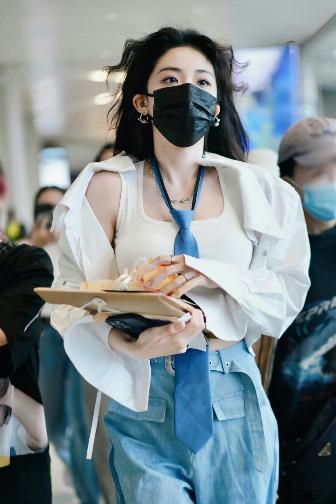 我知道喻言的身材好，但是真的有这么挺吗？这领带的用处是？ 