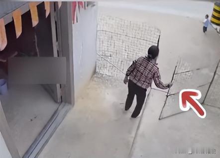 广西柳州。一位2岁的男童，摇摇摆摆的走出了自家院子，走出大概10米路之后，继奶奶