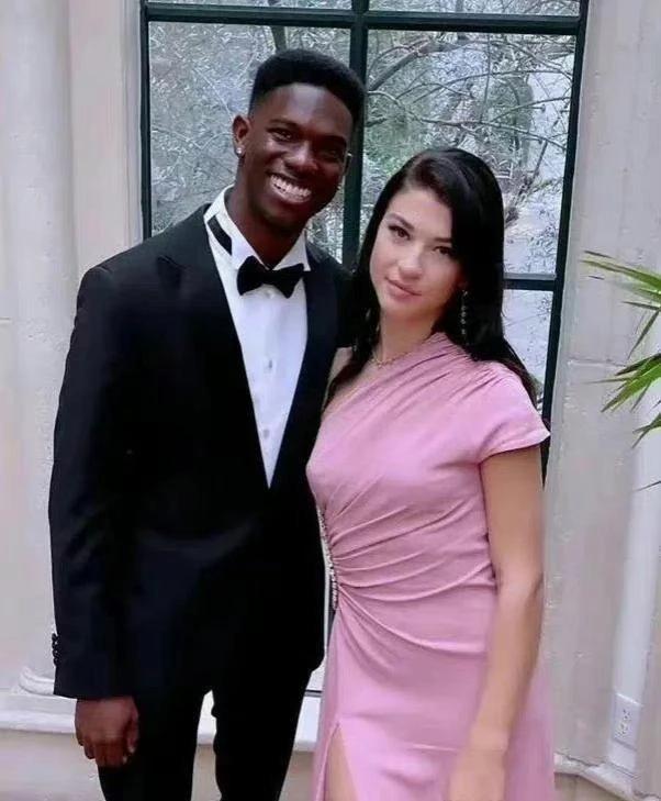 没想到比尔盖茨的两个女儿这么好追，便宜了两个非洲人！他们俩又不是头顶一块布的那伙