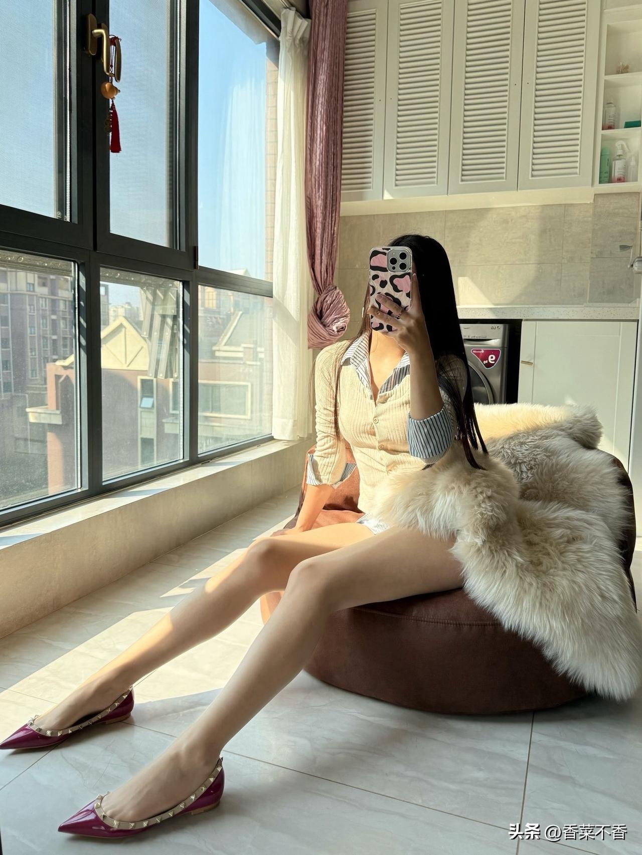 女人如何穿出含蓄的性感?简简单单日常着装就好，可以增加一点点精致小点缀，不必刻意