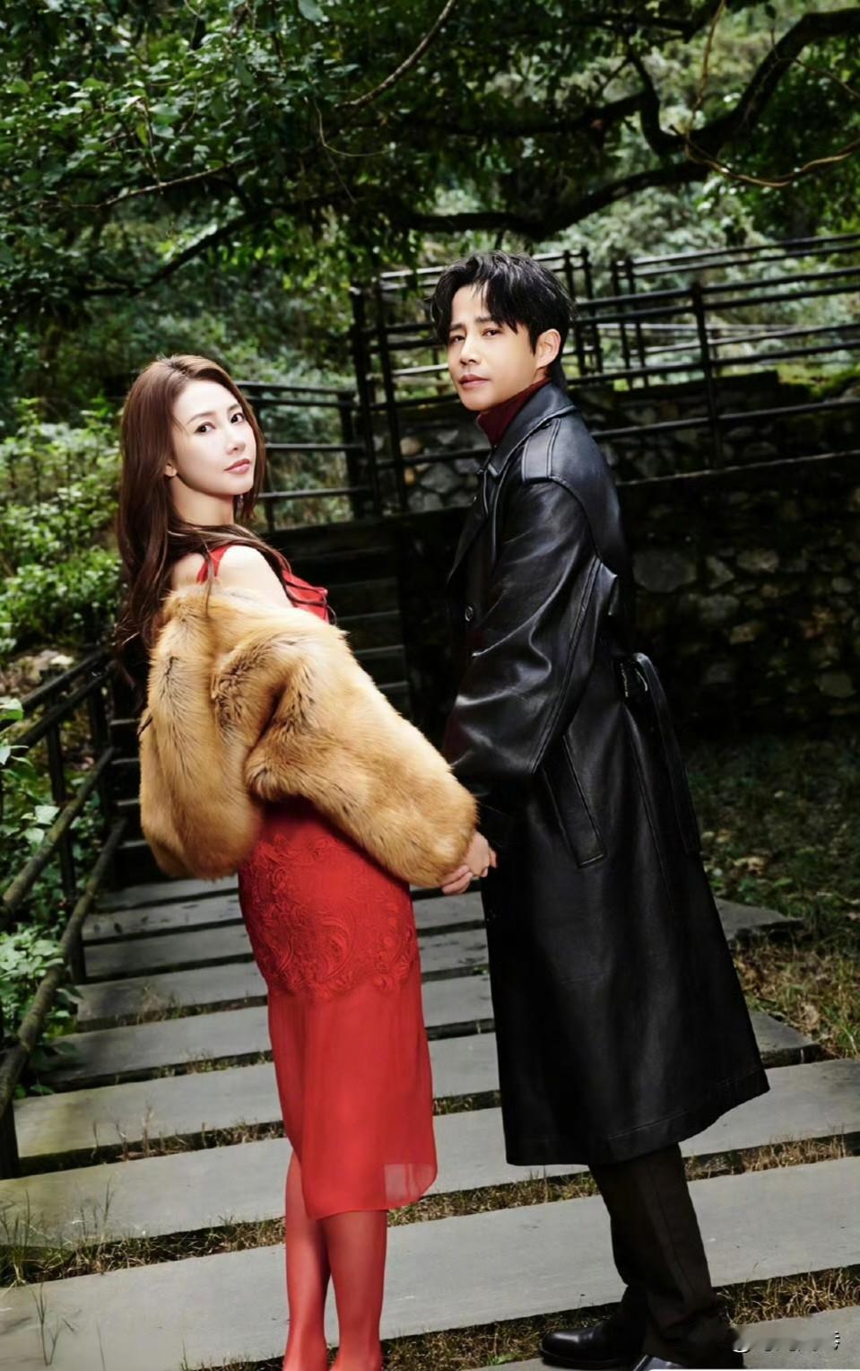 弦子歌手旁边的男士是谁大家认识吗？他和弦子站在一起真是郎才女貌啊！