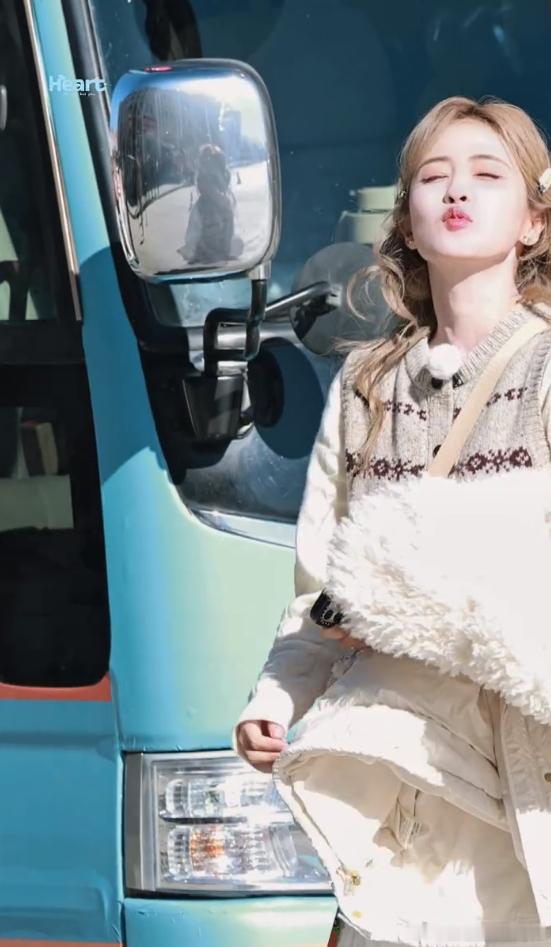 粉丝向白鹿索吻，白鹿直接给了一个亲亲，谁懂啊白鹿你要是这么宠的话，请这个栗子小蛋