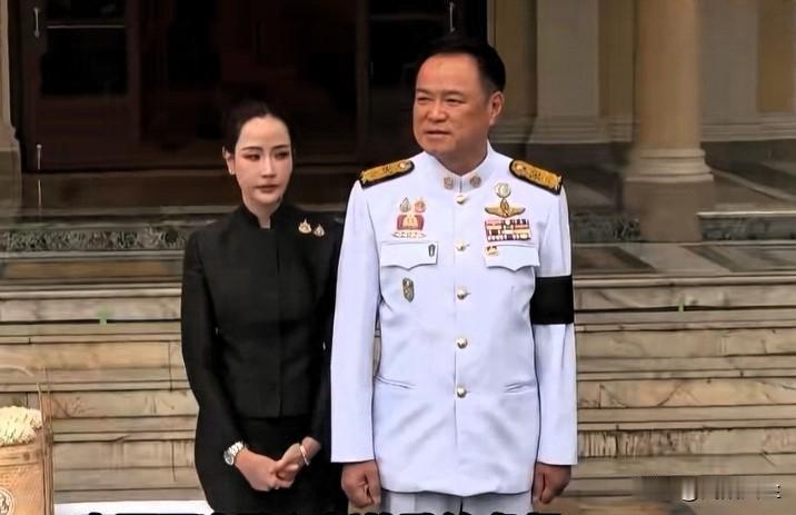 泰国总理阿努廷·参威拉军在获得国王玛哈·哇集拉隆功的批准后宣布解散众议院，该决定