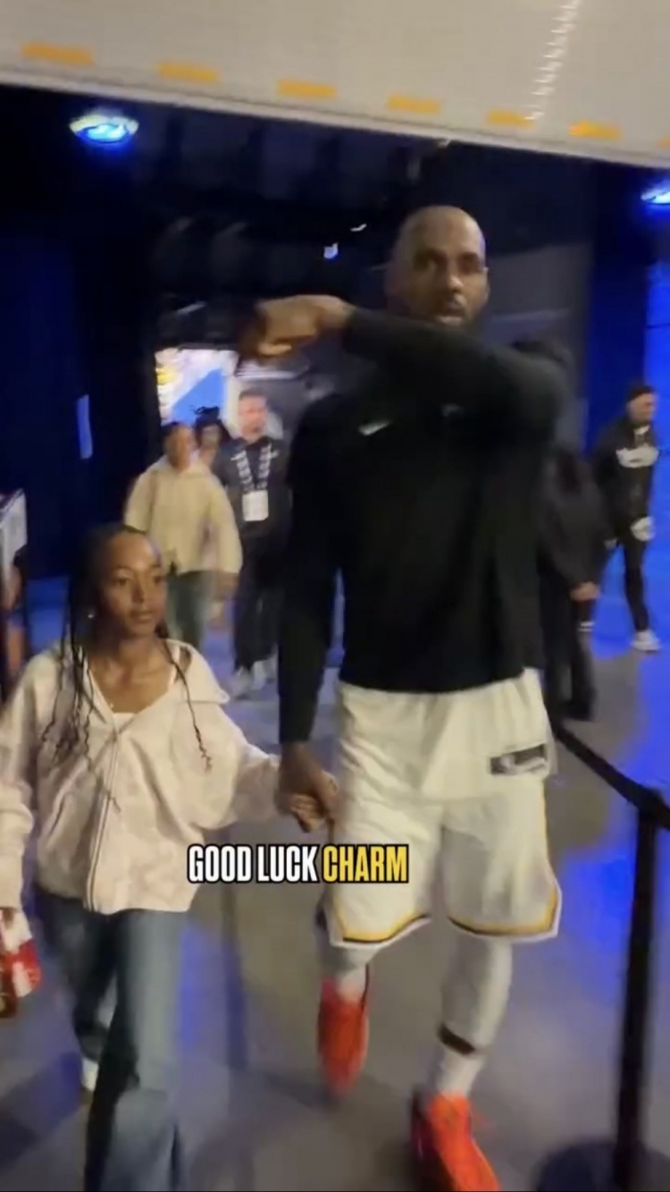 今天是小女儿第一次陪老父亲来客场，老詹说这是我的小福星，1胜0负。nba