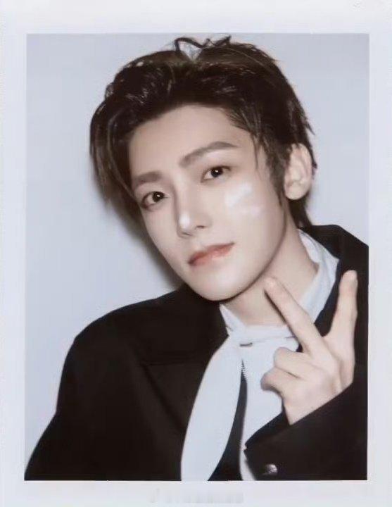 小侯你太帅了😍侯明昊拍了撕拉片侯明昊生日拍了撕拉片 ​​​