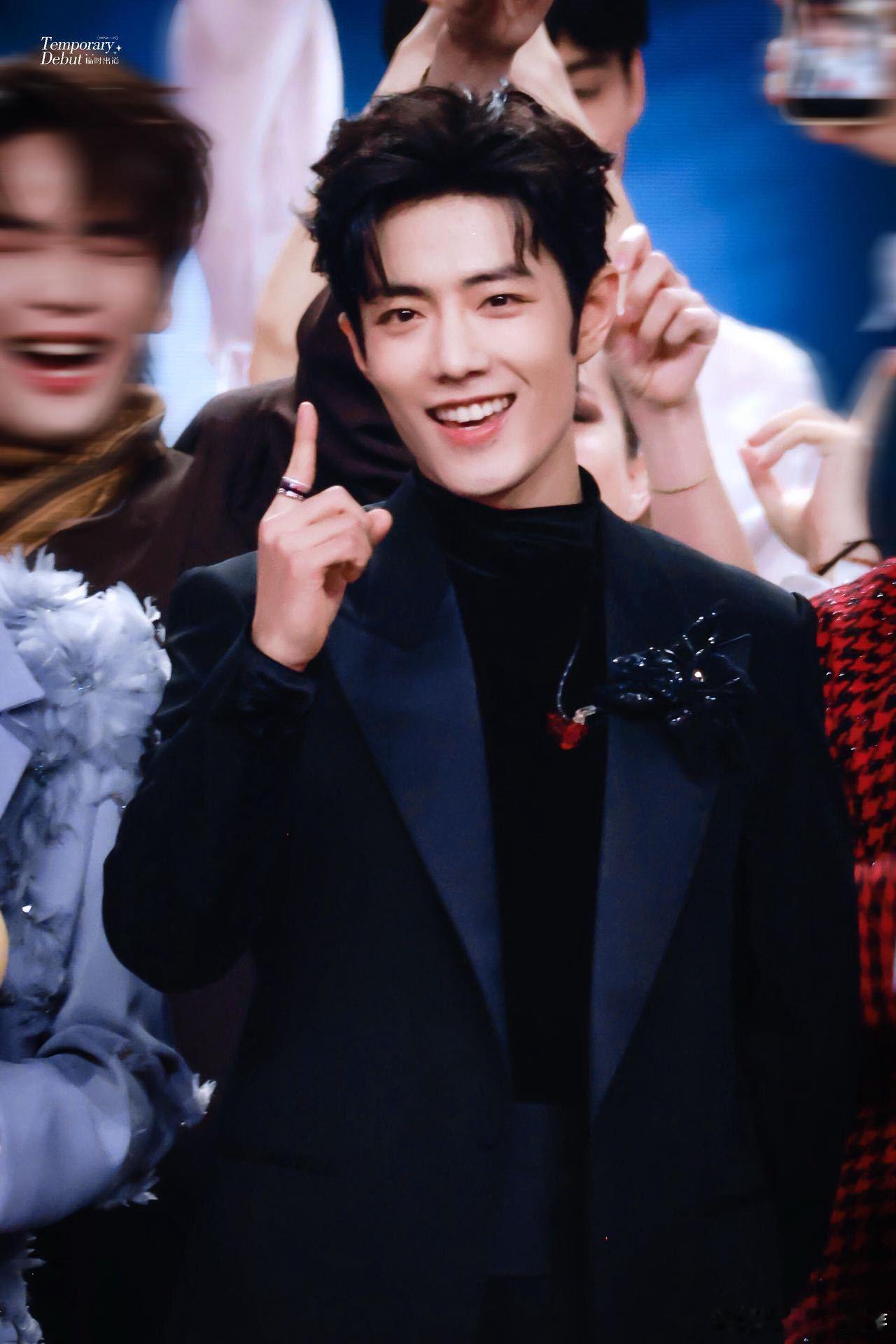 东方卫视跨年神图东方卫视跨年舞台上，各明星贡献亮眼神图。灯光下的独特瞬间，或帅气