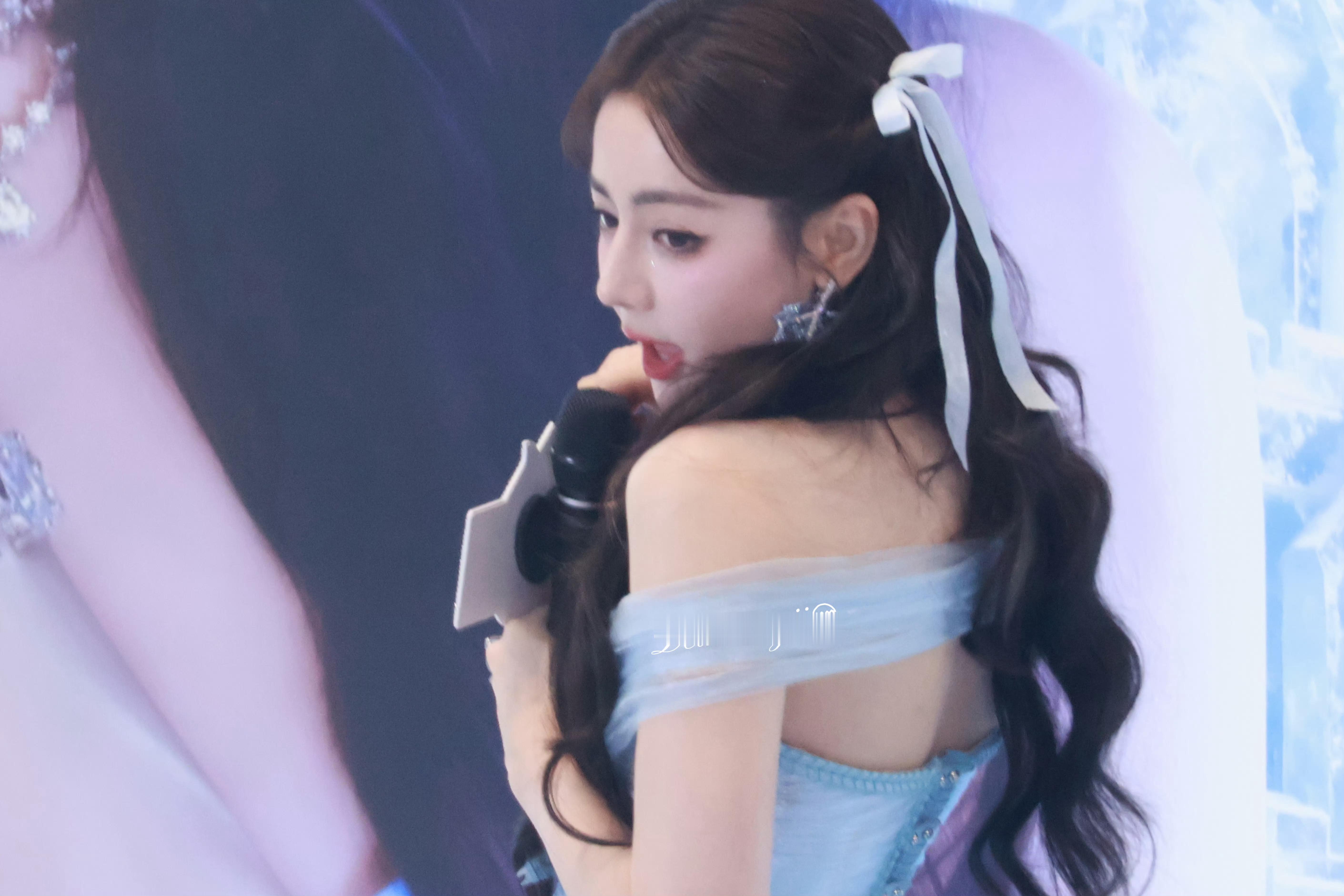 她是耀眼星辰🪐迪丽热巴全程都很不自在
