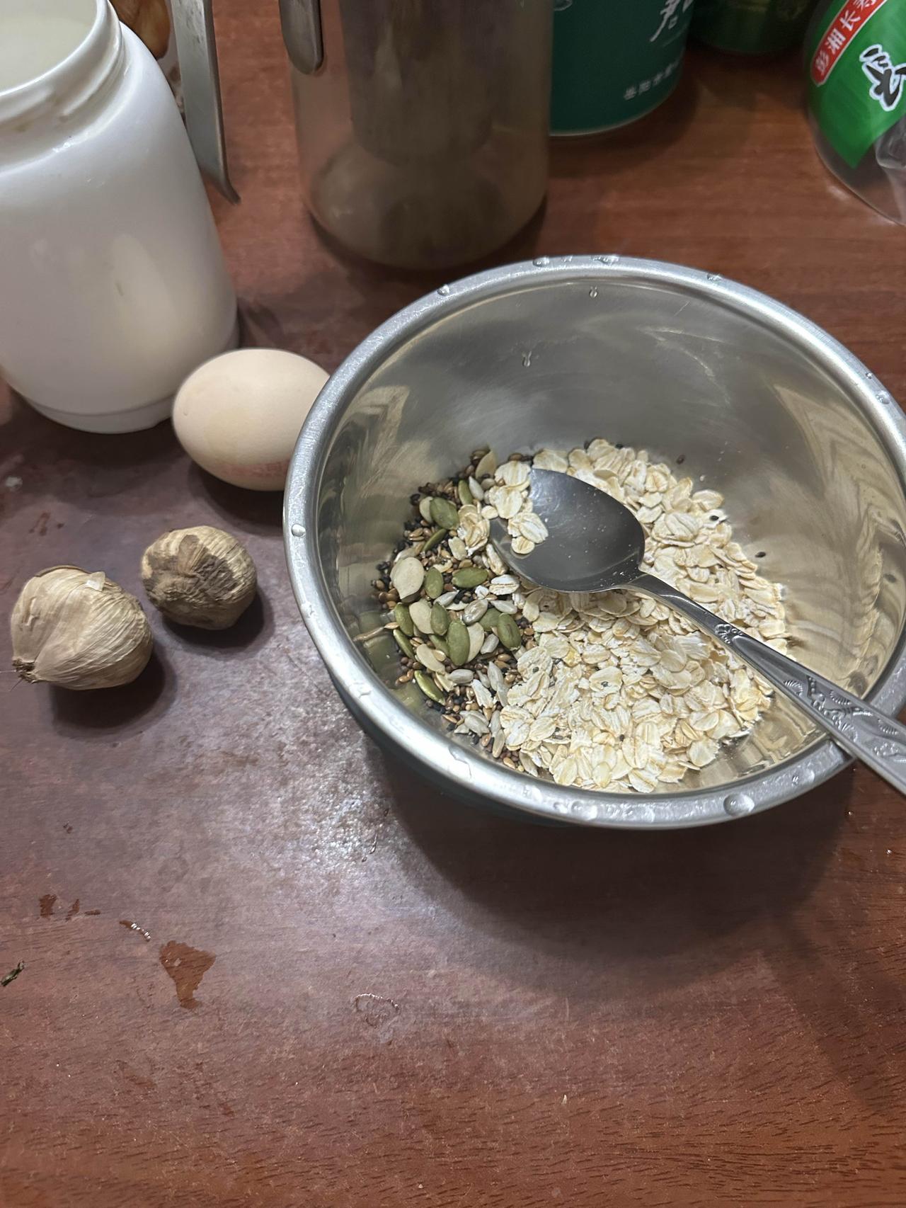 5、6月份两个月外出次数与时间太多，暴饮暴食，缺乏锻炼，导致体重增加3kg上升到