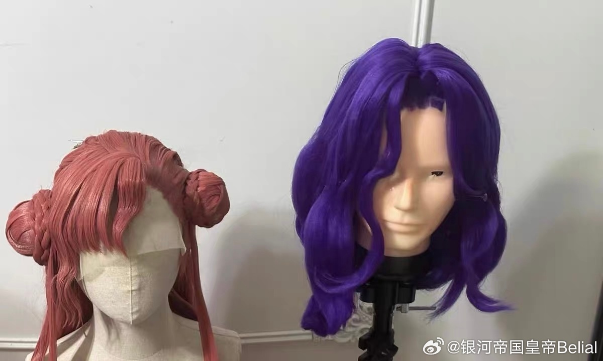 和圆圆在两年前约了尤菲和柯内莉亚的拍摄她尤菲我皇姐两年过去了她问什么时候拍…我：