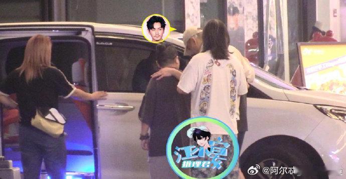 #陈晓醉酒被搀扶出门# 狗仔江小宴跟了几天就跟出个陈晓喝醉酒的视频 这几天事情闹