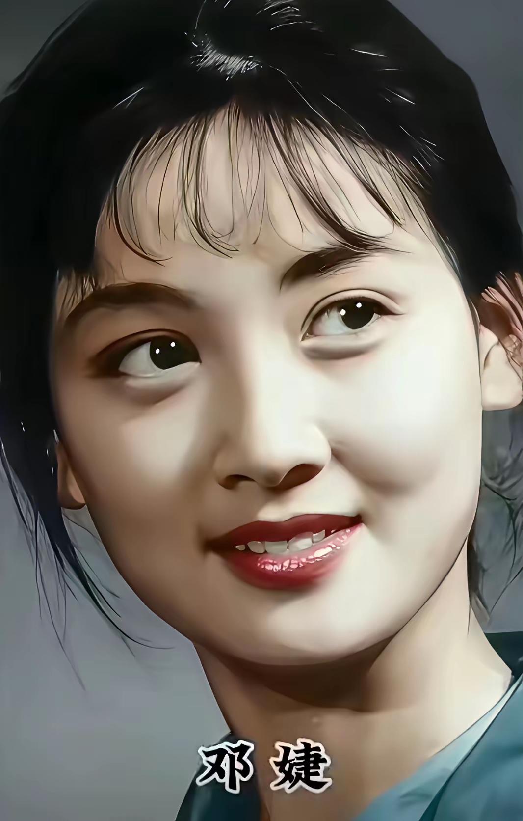邓婕年轻时的老照片,皮肤白皙,人长得水灵，尤其是眼睛最迷人
李秀明年轻时的老照片