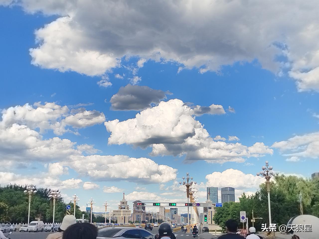 又是一场大雨🌧️
太原这个地方，可能有一万个缺点，这不行那也不行，但是有两个雷