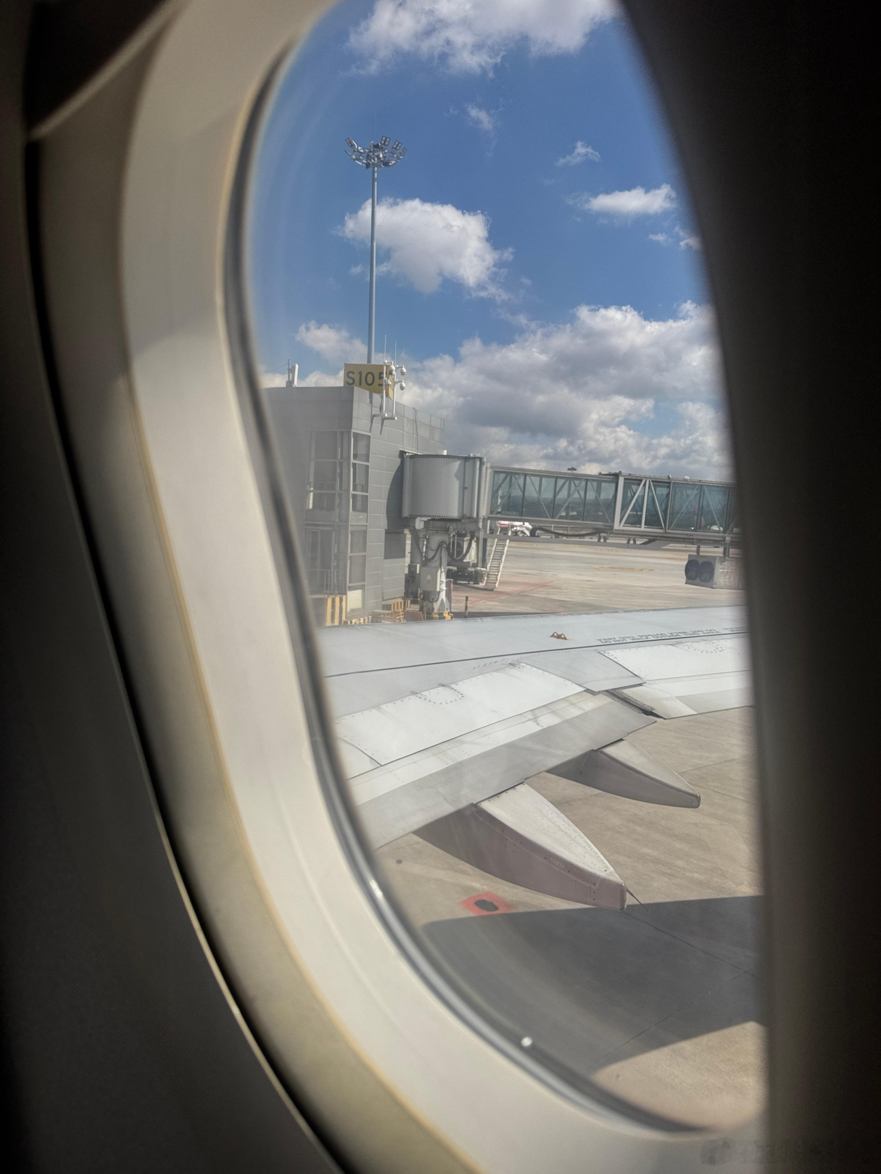 还是第一次遇到推到起飞跑道了，又滑回来停机位的，飞机有点机械故障，现在机务在检查