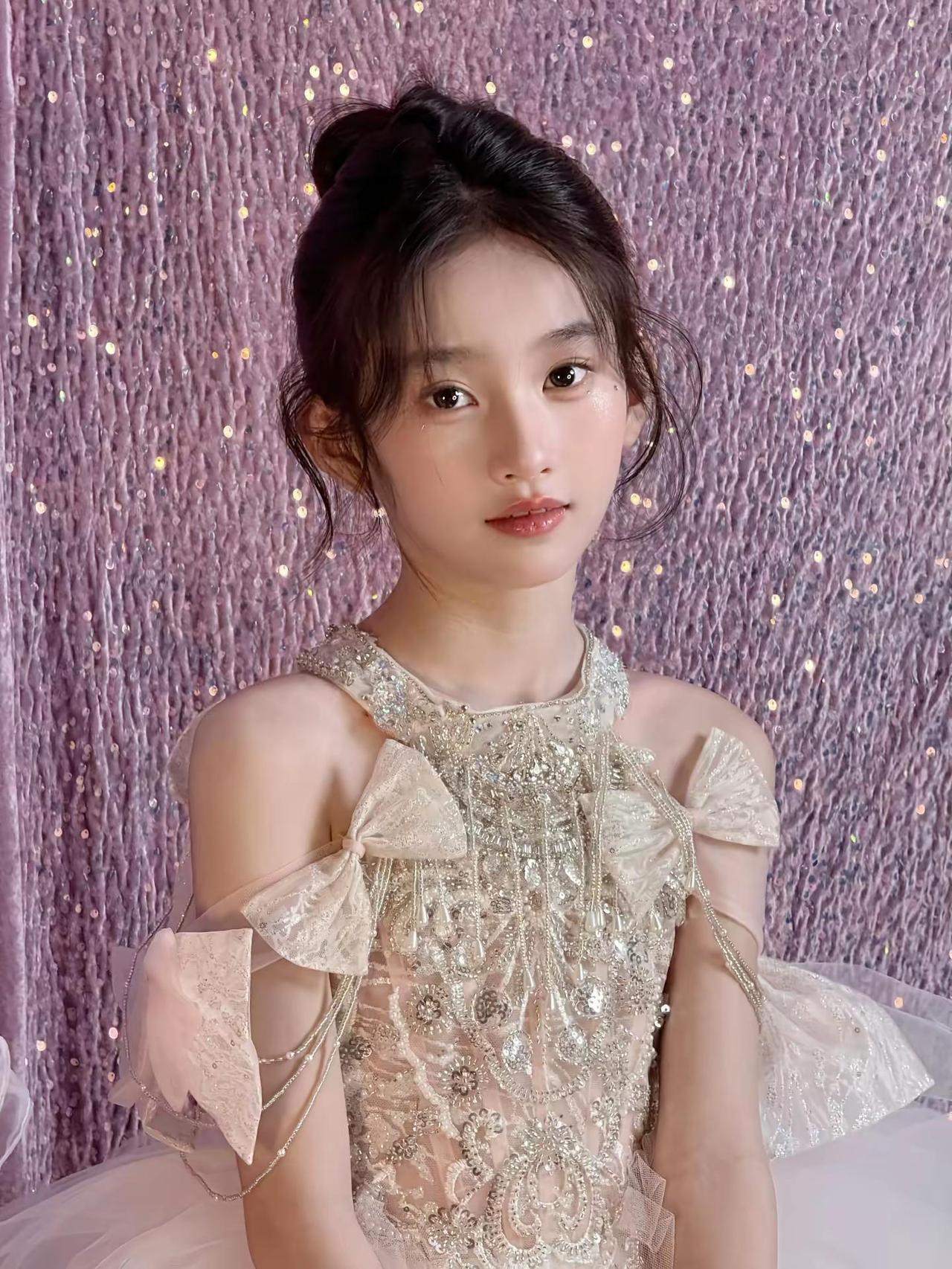 小说女主幼年时期 舞台灯光下的她 原相机live 卢雅熙 卢雅熙的开心果