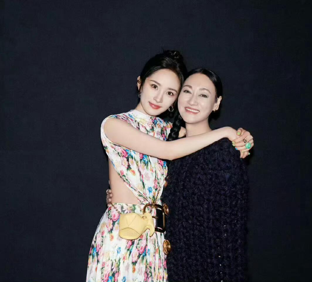杨幂请惠英红剧组喝库迪咖啡 杨幂请客惠英红剧组杨幂请客惠英红《风月不相关》剧组 