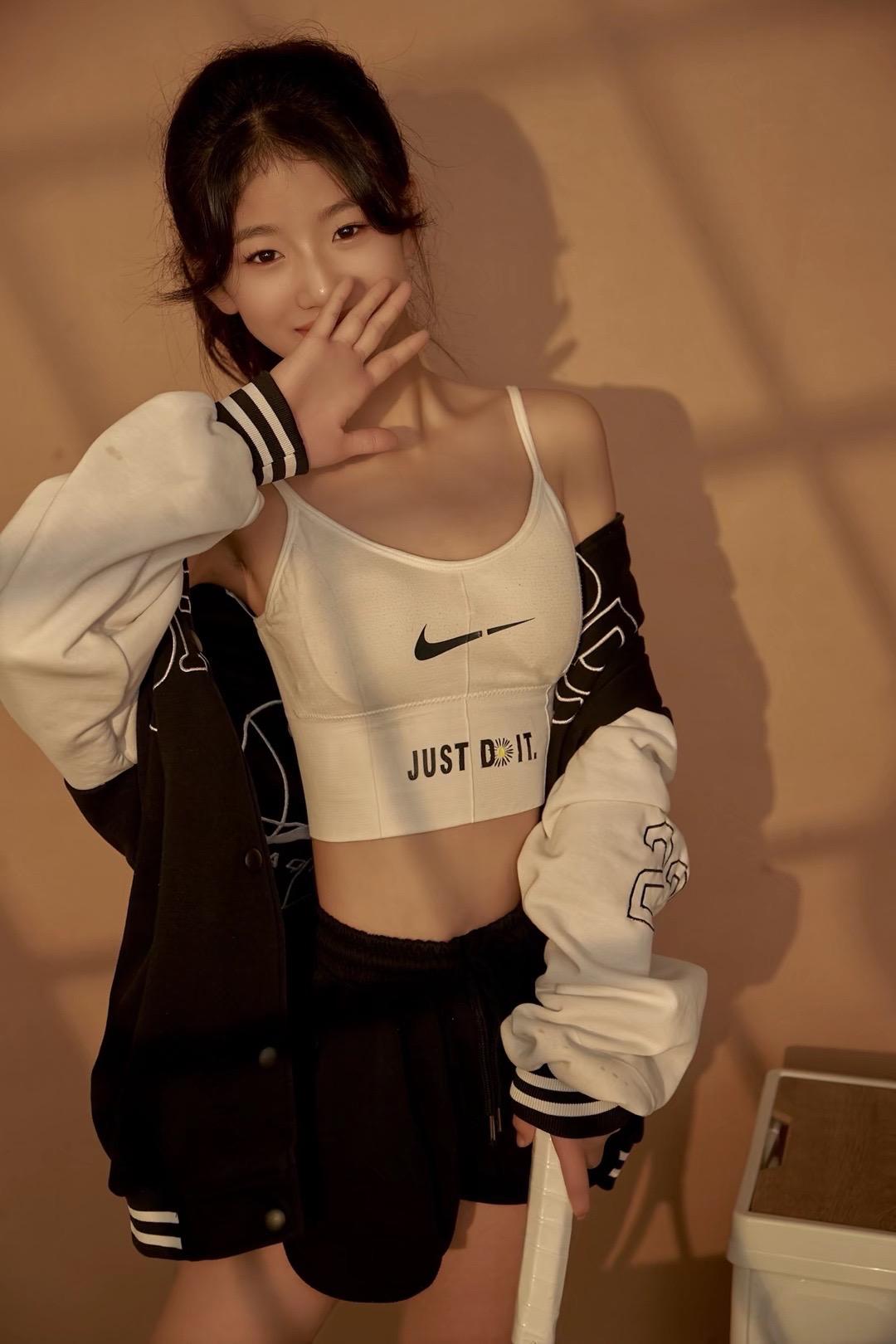 清爽系棒球服少女，让你眼前一亮。