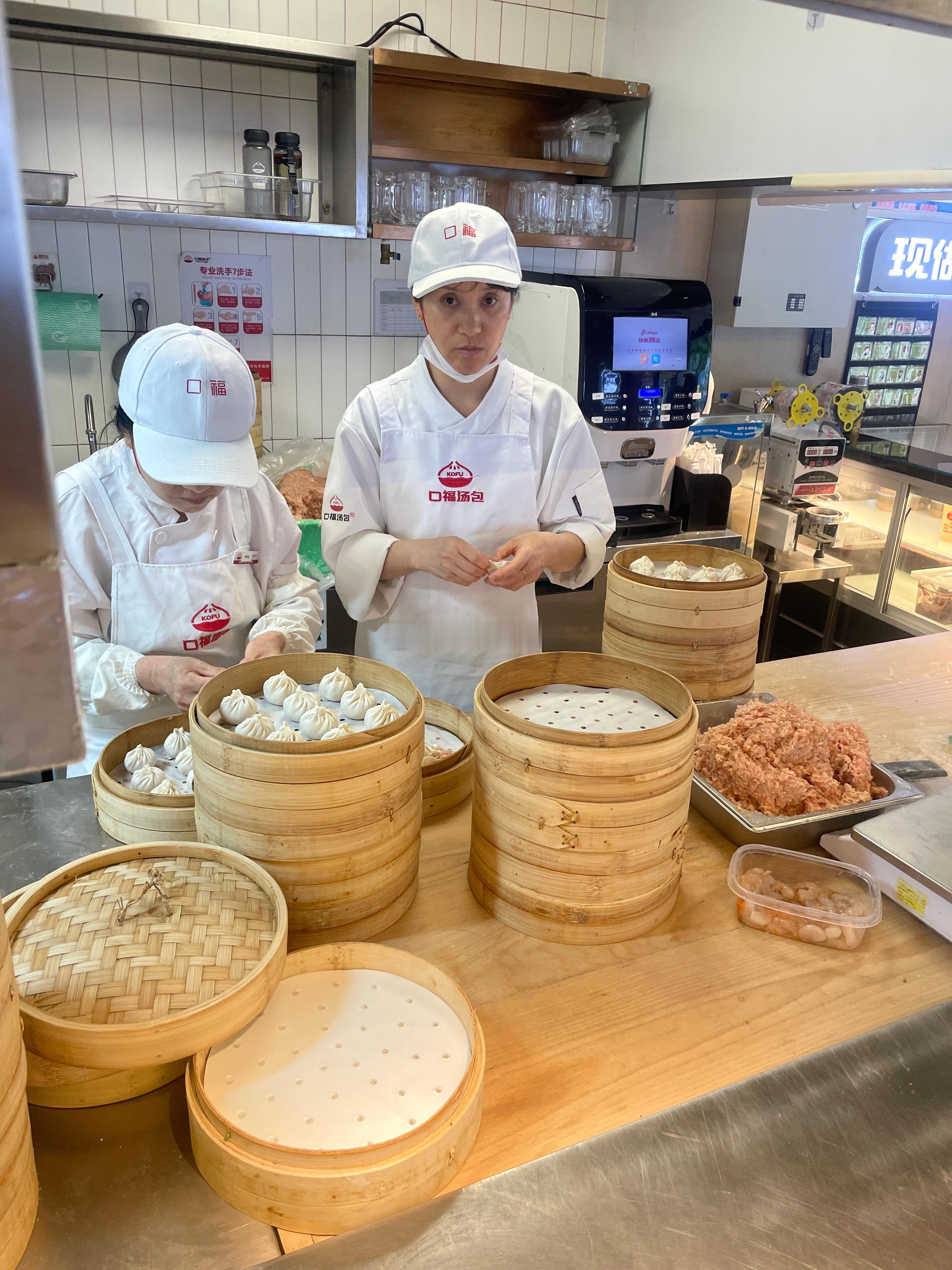 到地儿先吃一顿汤包，太喜欢这种甜甜腻腻的小汤包了汽场全开JR的世界[超话]  ​