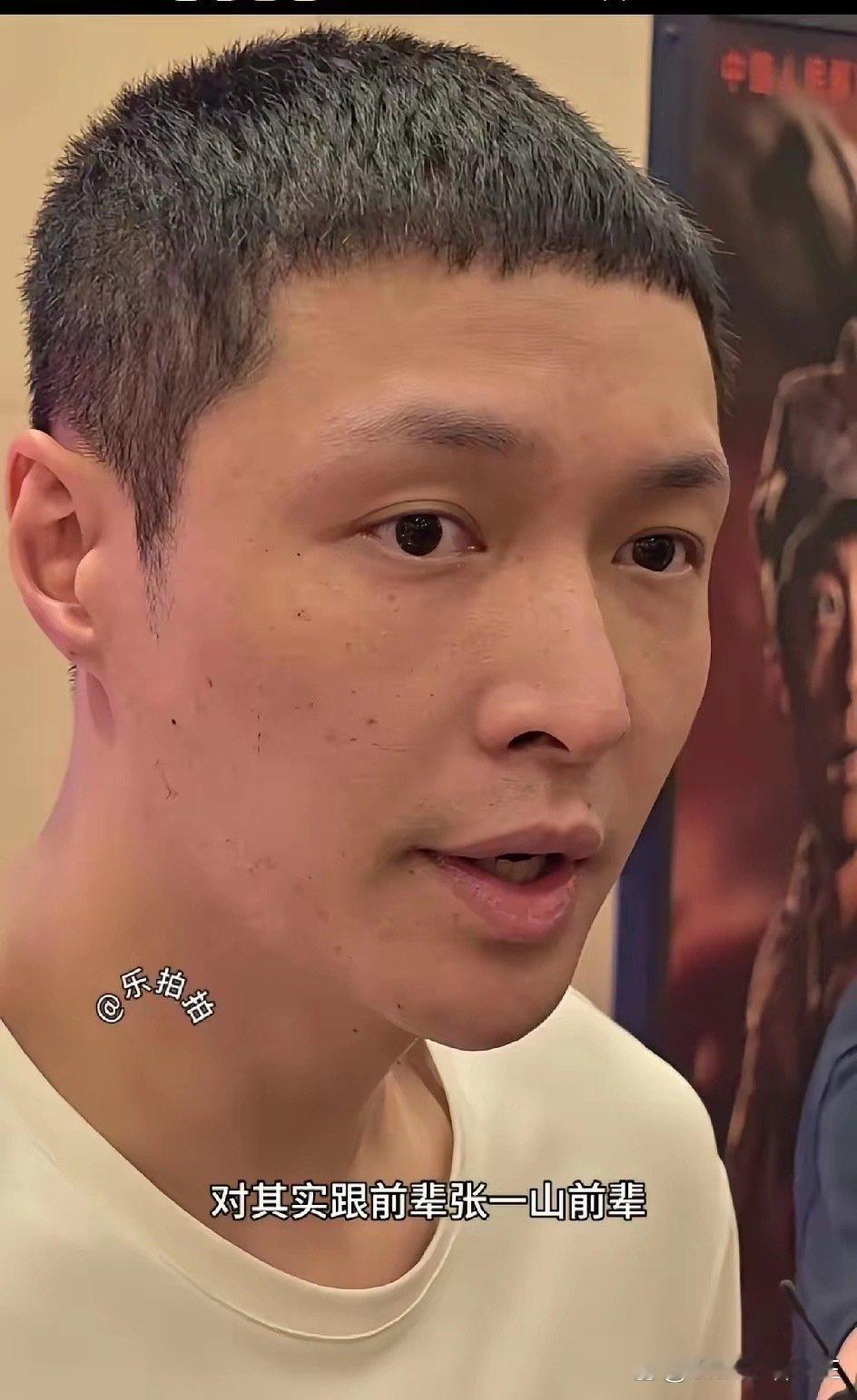 剧组公开的张艺兴素颜照，会不会感觉明星和普通人之间的壁垒也没那么厚 