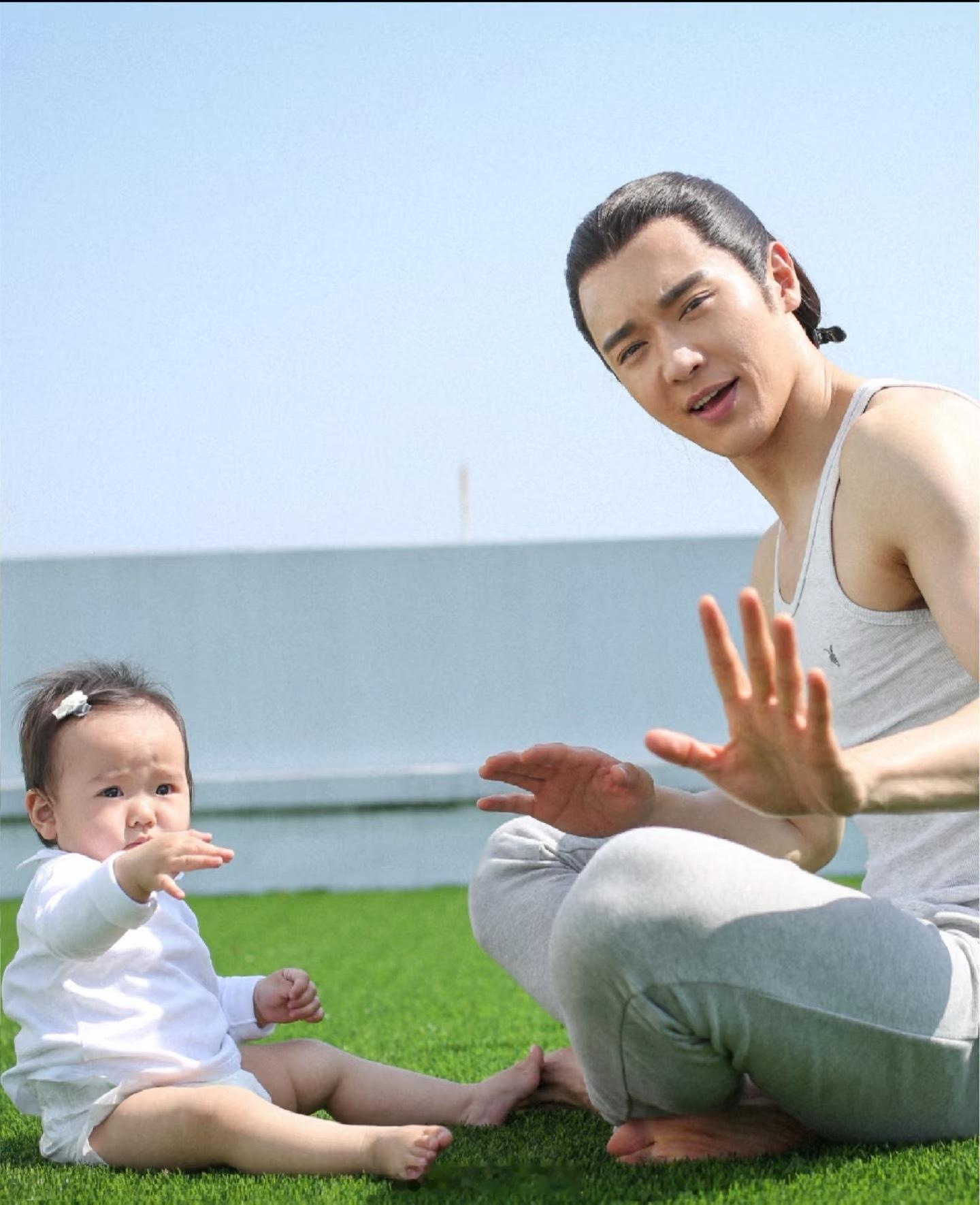 看到小酒窝和爸爸一起买文具的样子好温馨啊！小姑娘都长这么大了，自己认真挑本子橡皮