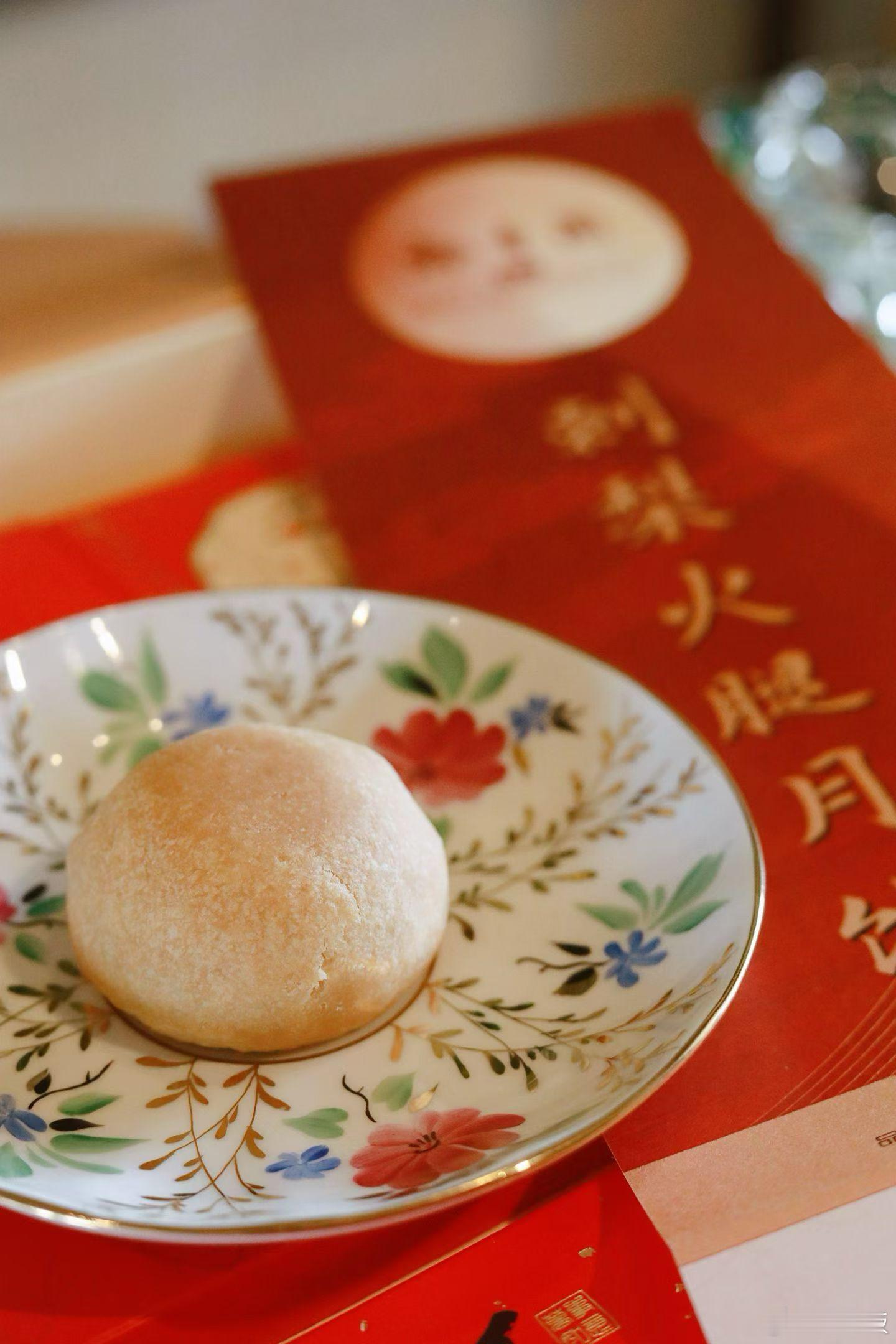 黔香阁的刺梨火腿月饼做得真好。真好吃。又想吃黔香阁的酸汤鱼了。宵夜这么好的事儿 