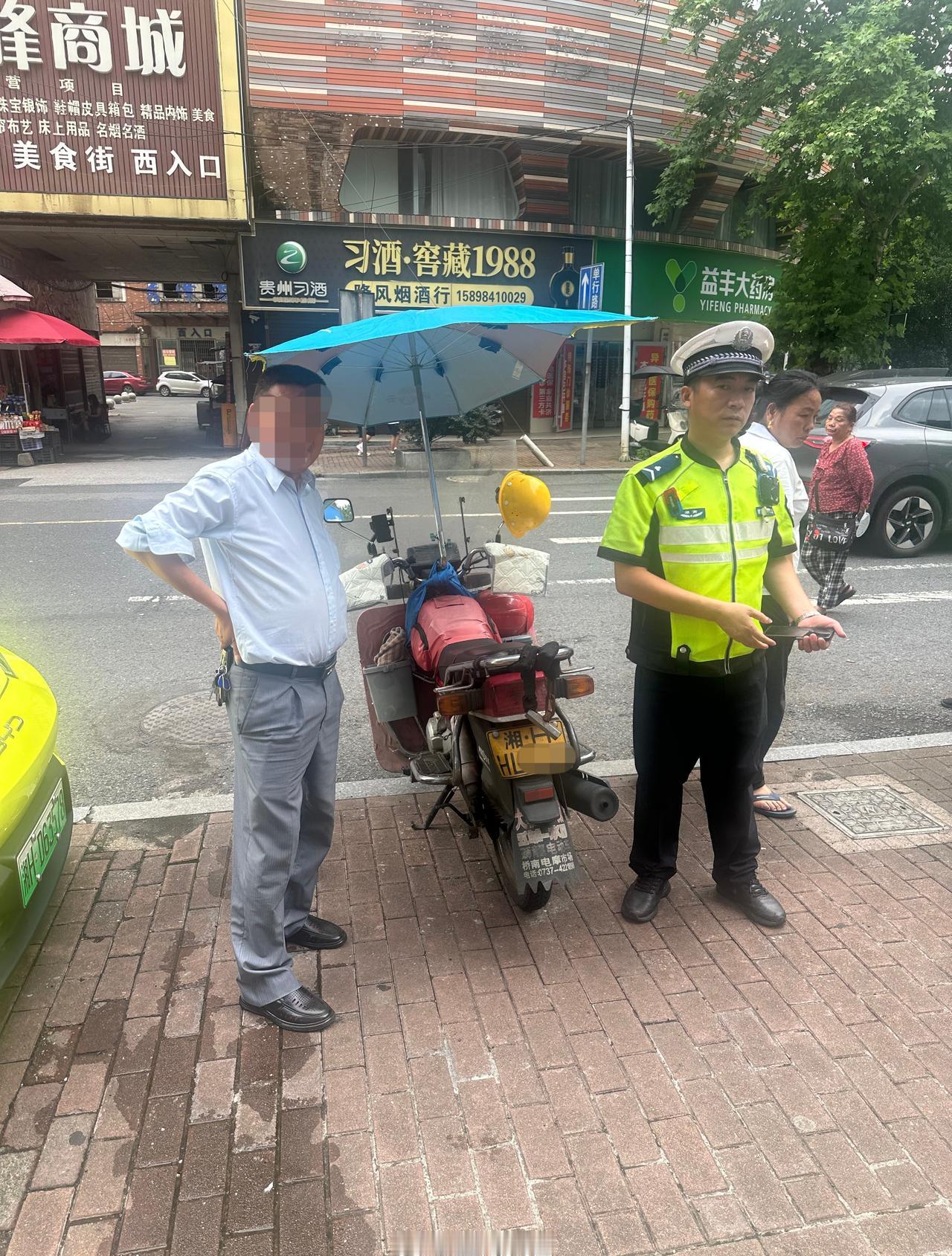 【严查摩托炸街扰民！非法改装排气依法处罚】湖南交警在行动 连日来，益阳交管赫山大