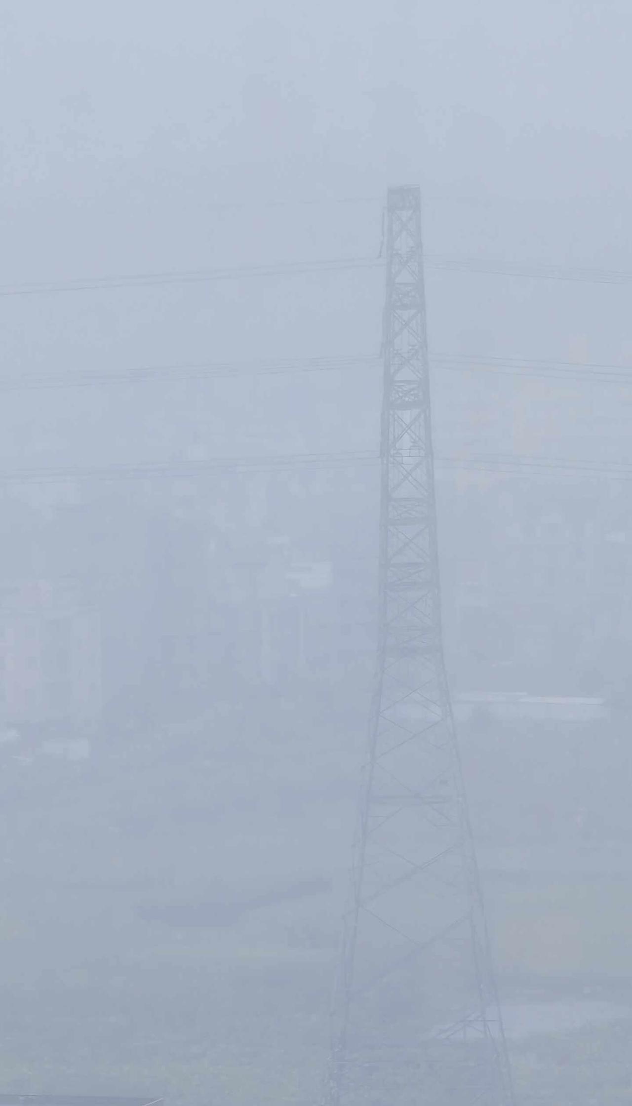 福州湿气很重，肉眼可见的
室内湿度计显示不低于90%，室外云山雾绕，一派仙境，哈