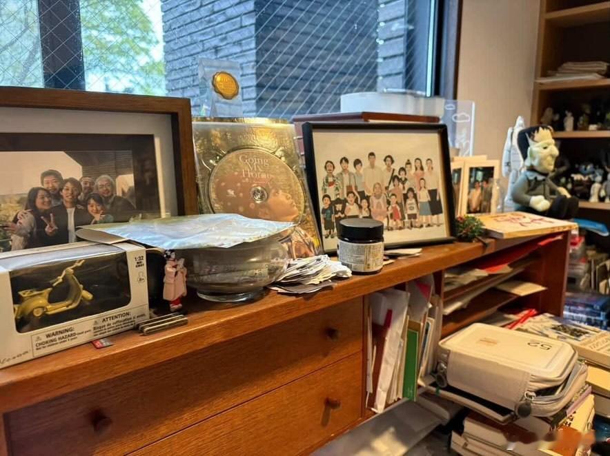 画师5cho创作的「是枝裕和电影群像」插画，被是枝裕和导演自印下来，摆在工作室里