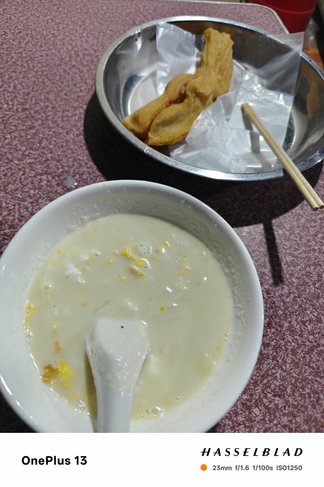 一天工作累了憔悴了，喝一碗豆浆配油条 ​​​