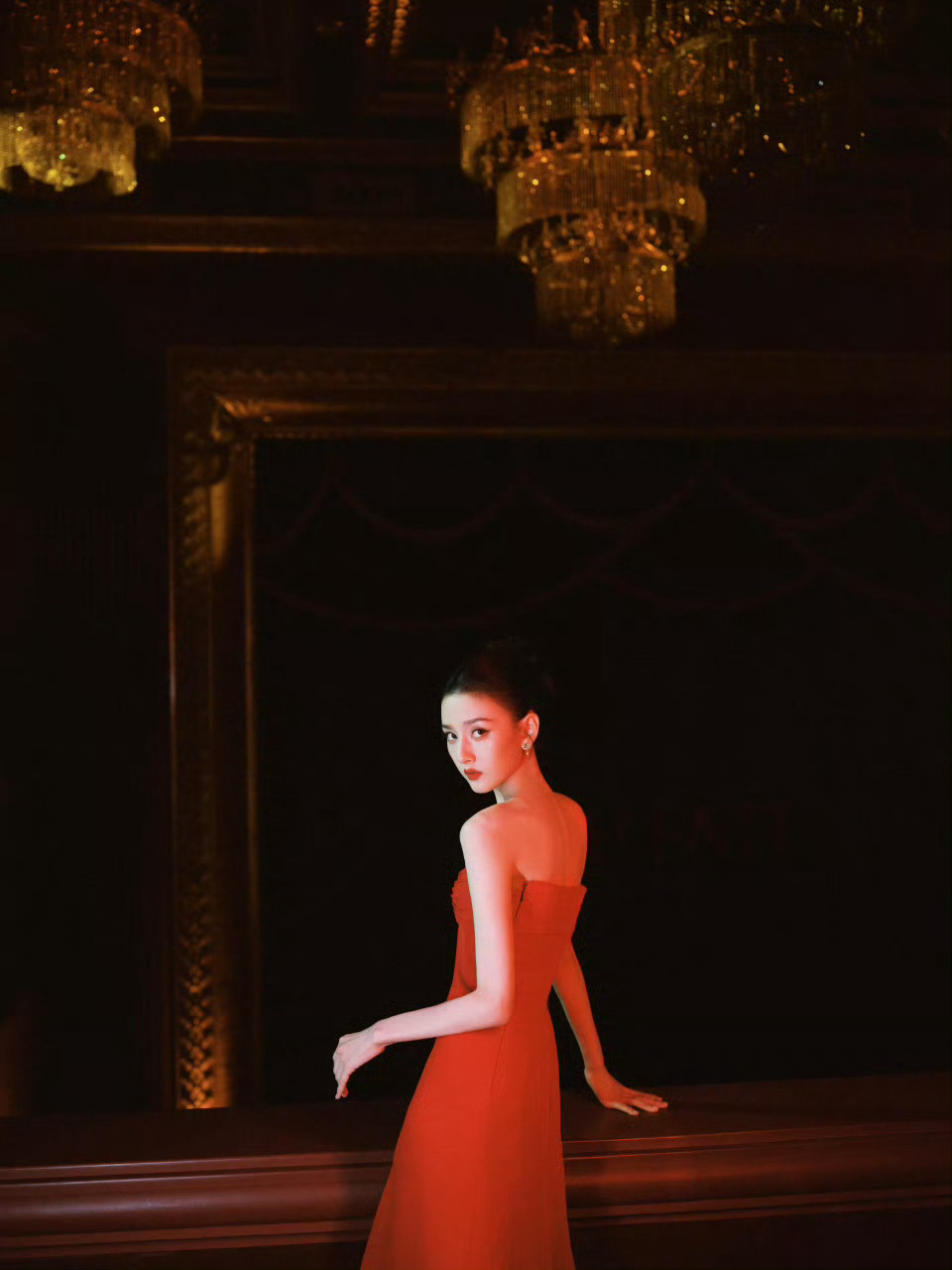 宋祖儿 x Valentino红色造型更是美艳，同一天把大红大绿两大色调演绎得如