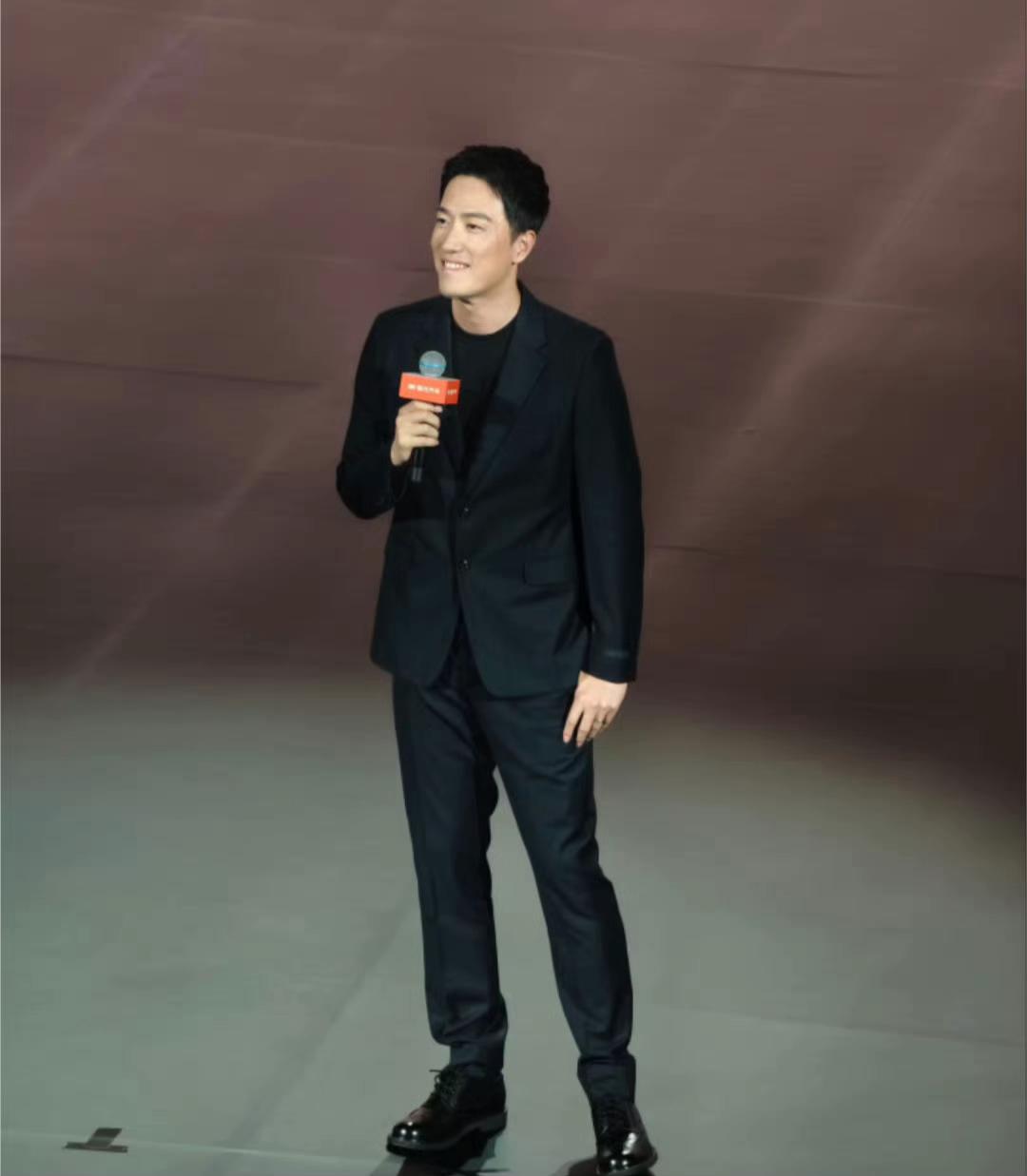 今晚看智己请刘翔站台，挺感慨。当年他参加北京奥运会，和同学一起看他比赛的场景历历