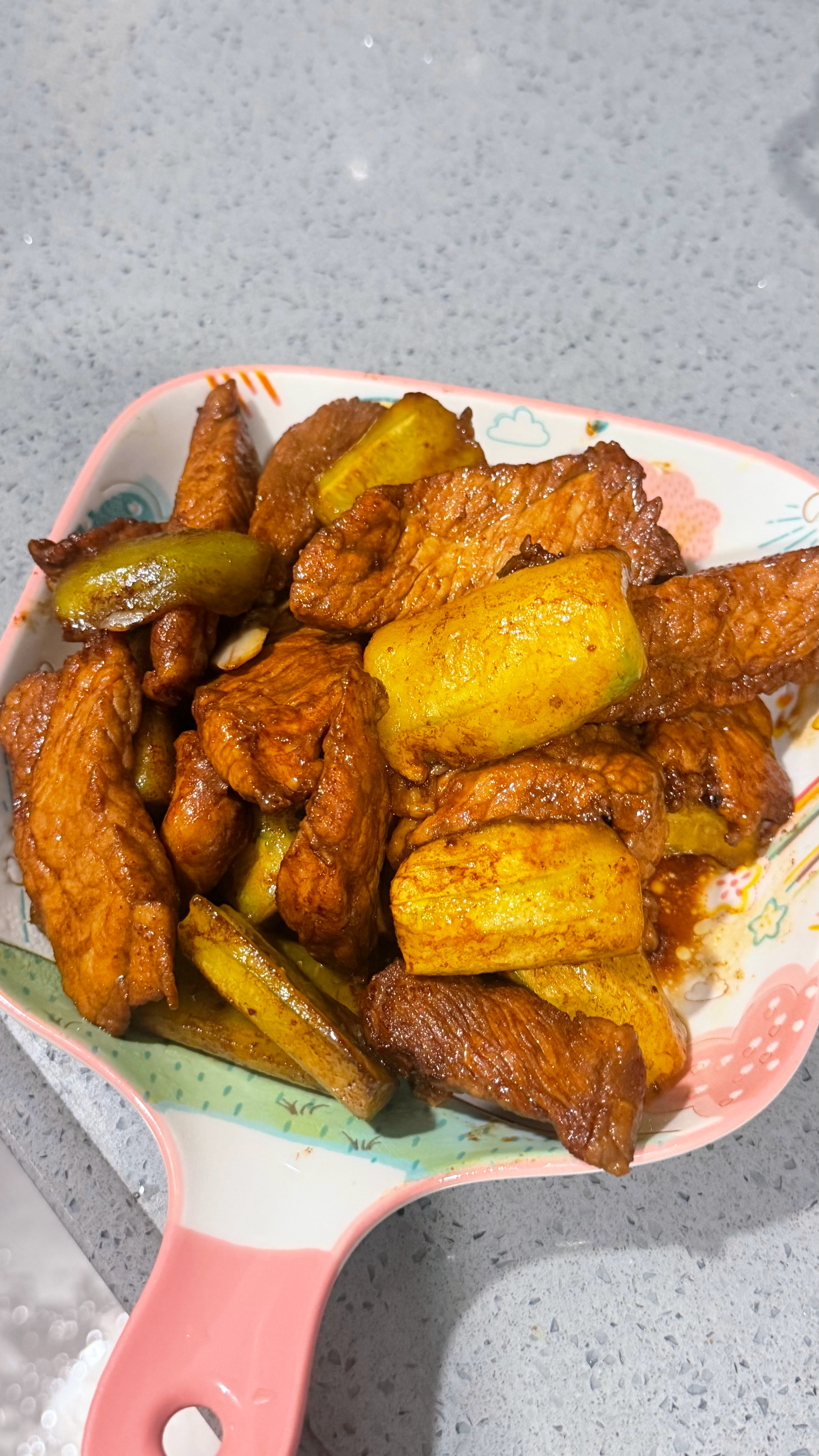 又是自己做的青瓜炒肉哈哈哈哈哈哈 但不知道肉的大小 切太大块了哈哈哈哈哈哈 而且