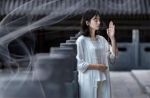 甲状腺的叹息：2亿人“小蝴蝶”的隐痛与餐桌上的科学·默斋主人原创科普散文脖颈前方