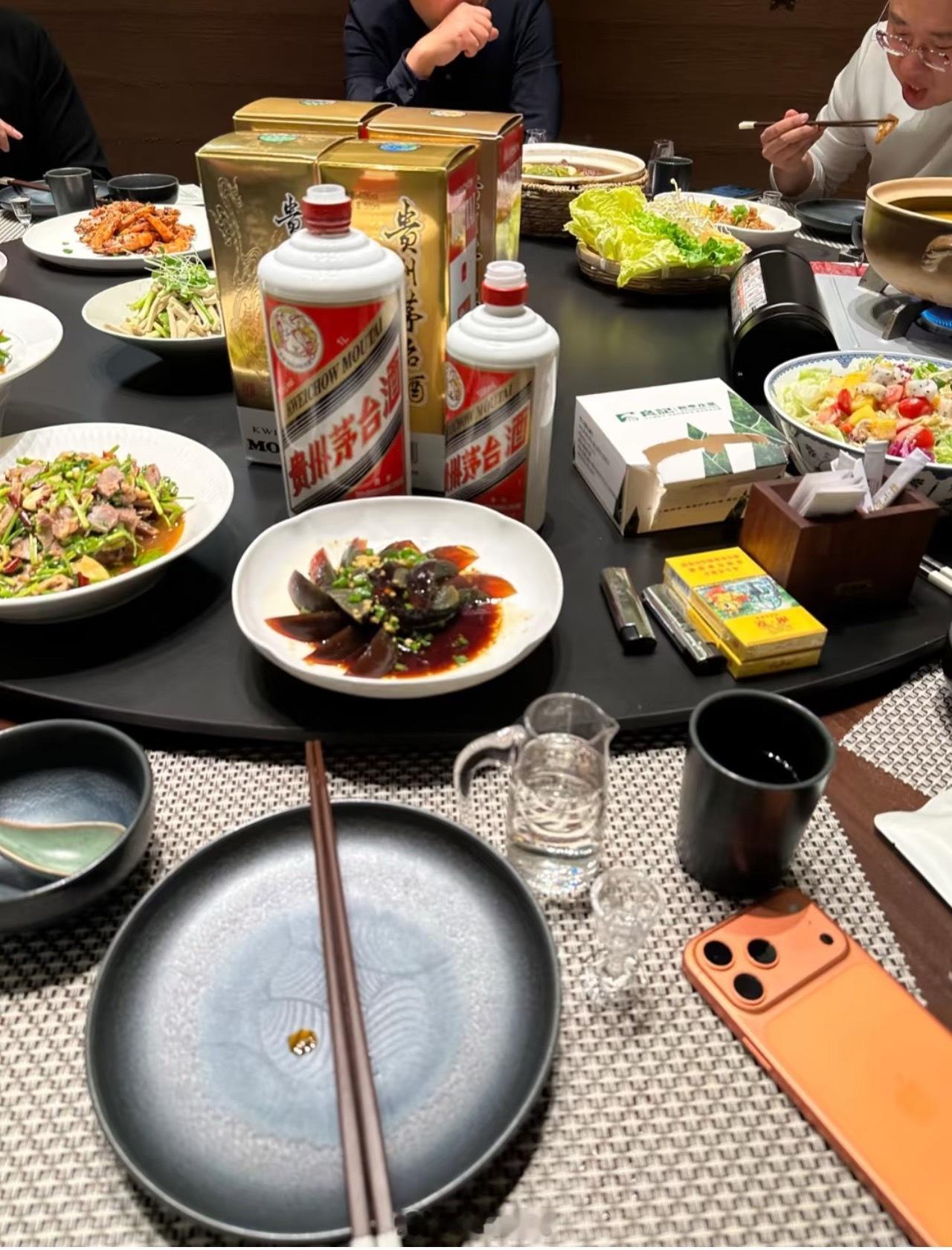 为什么大多数人都喜欢约晚饭别的人不知道为什么，自己也许是因为晚上能喝两杯，喝完就