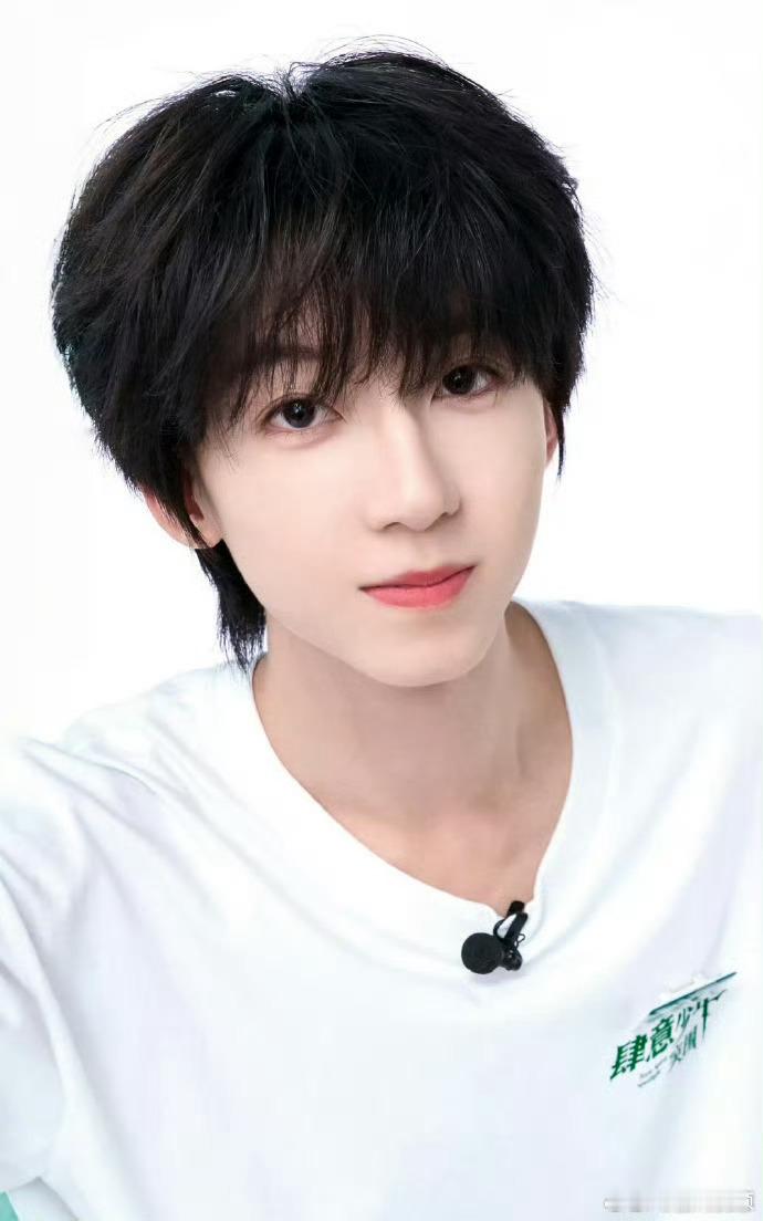 杨博文全新公式照C位杨博文从男孩味到老公感 养成系蜕变肉眼可见，昔日软萌小男孩，