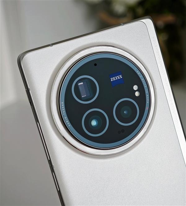 能打电话的专业相机！vivo X100 Ultra工业设计曝光

vivo X1