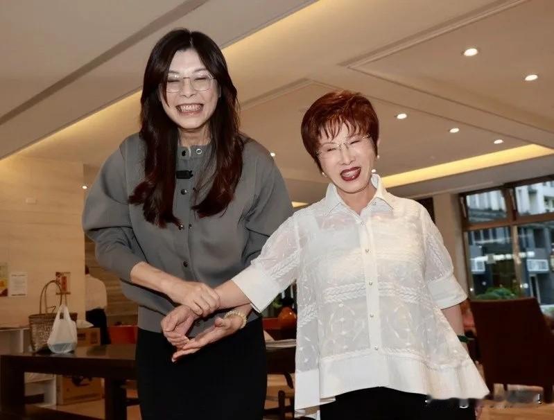 经过激烈的角逐，郑丽文成功当选国民党新一届党主席。接下来，郑丽文如果能重用张亚中