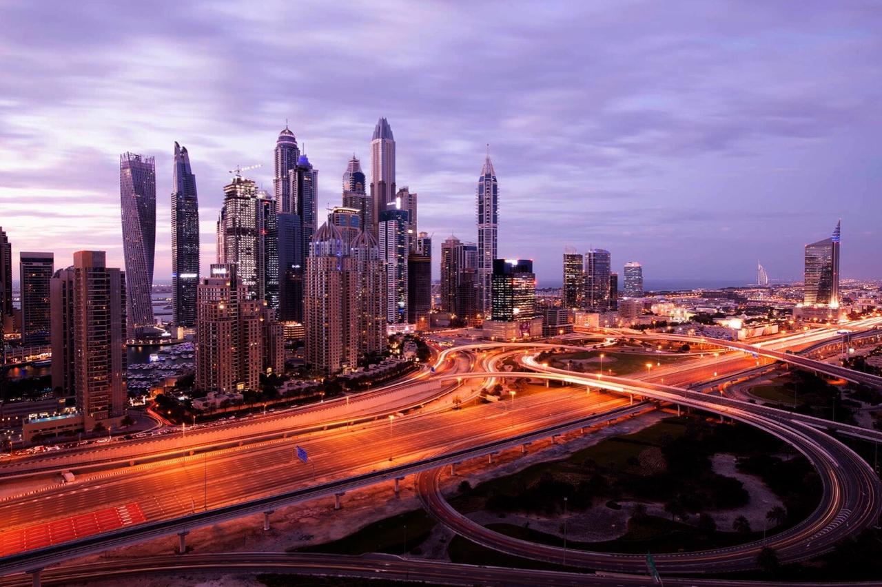 科技与艺术的交汇点，其实就在你唇齿之间。 🎙️🎨

“帮我做一张逼真的夜景。