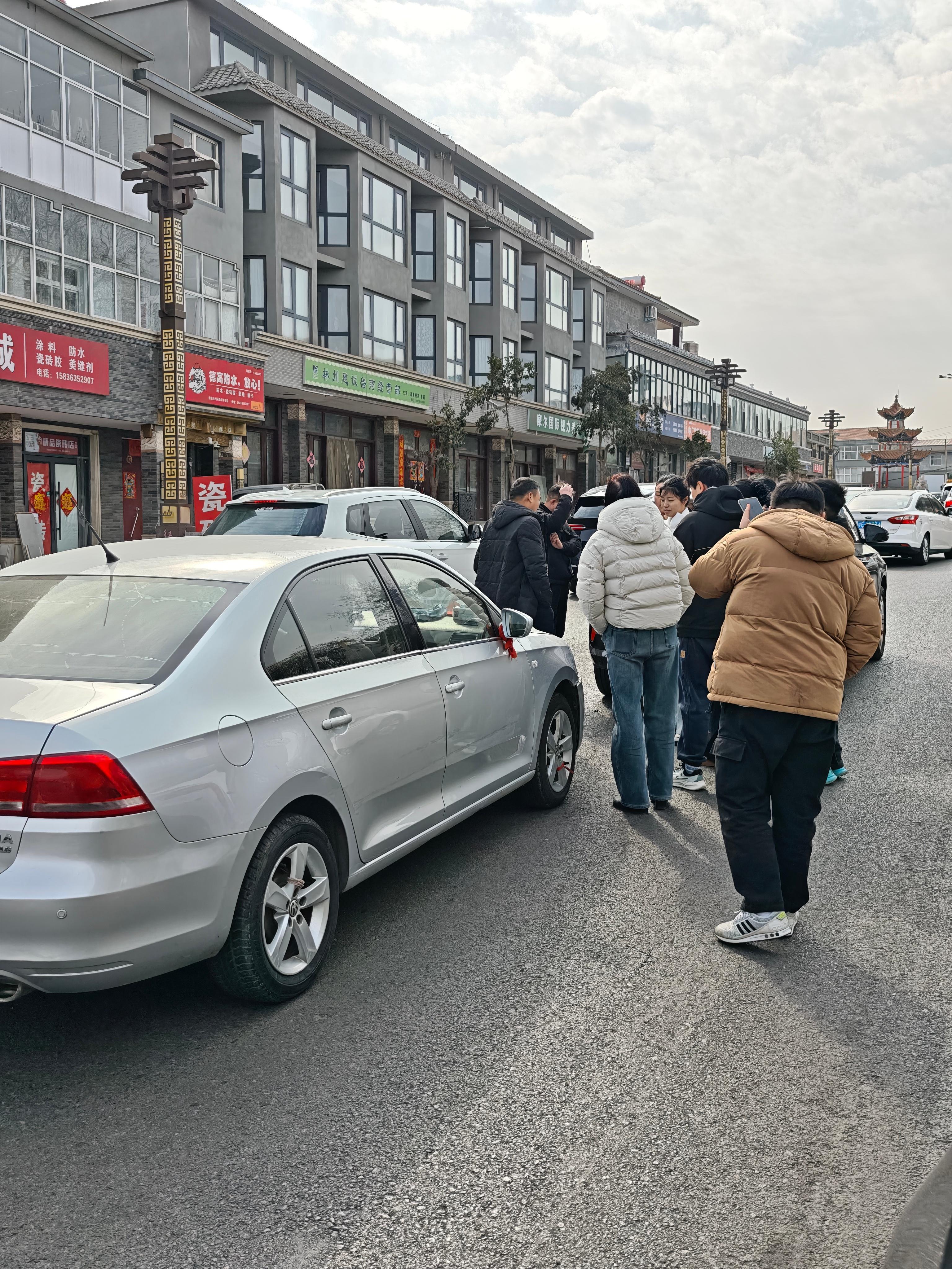 春节假期路上小刮小蹭的事故特别多，一天能碰到好几起不少新手司机上路，大家在路上一