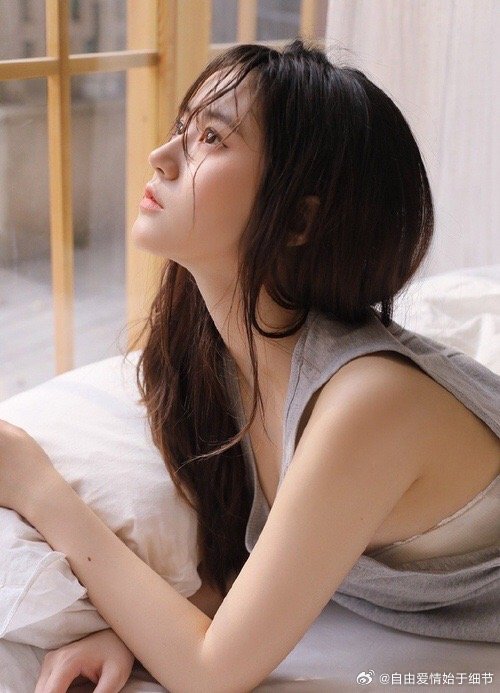 原来一个人身上真的会有气质是啊，气质不是妆容堆砌，是岁月沉淀的从容。有人一出现，