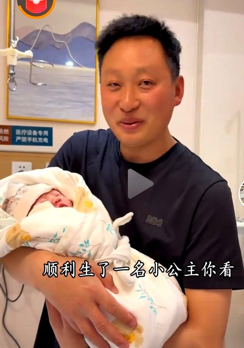 “哇——”的一声，像个小炮仗，直接在产房门口炸开。
所有靠墙蹲着、来回踱步的人，