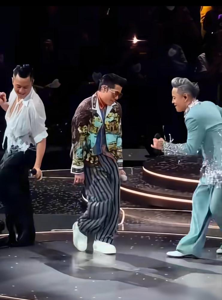 以后谁还敢请郭富城当嘉宾？上去一个动作，直接把主角的灯给抢了。
就前两天草蜢演