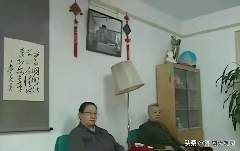 这是李讷的晚年生活照！穿着普通衣服，住在狭窄的房间……

李讷是毛主席的女儿，1