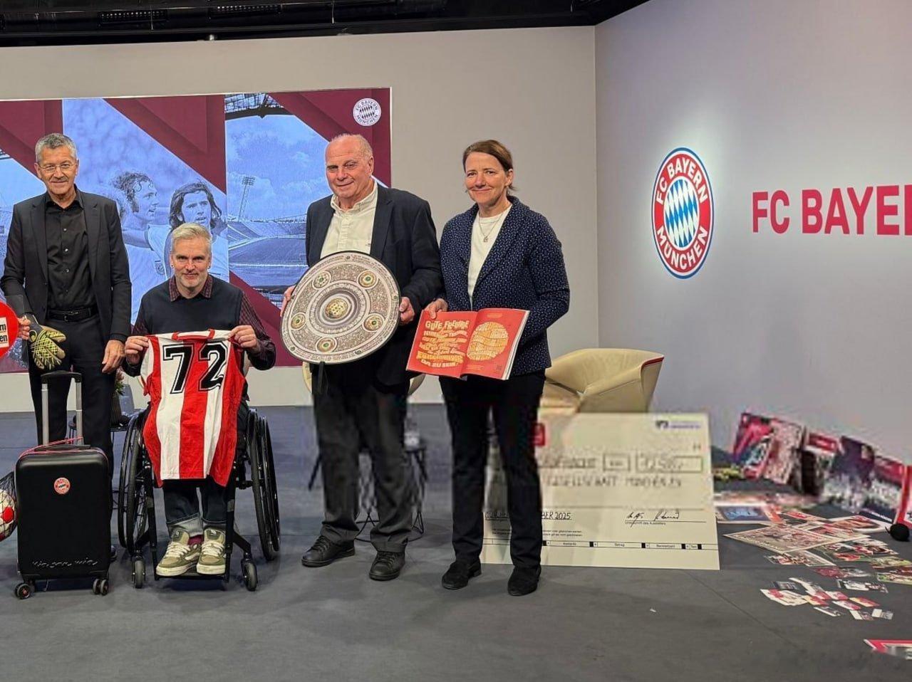 🚨🚨🚨［圖片報］：在慕尼黑舉行的，拜仁俱樂部支持阿茲海默症協會活動中，烏利