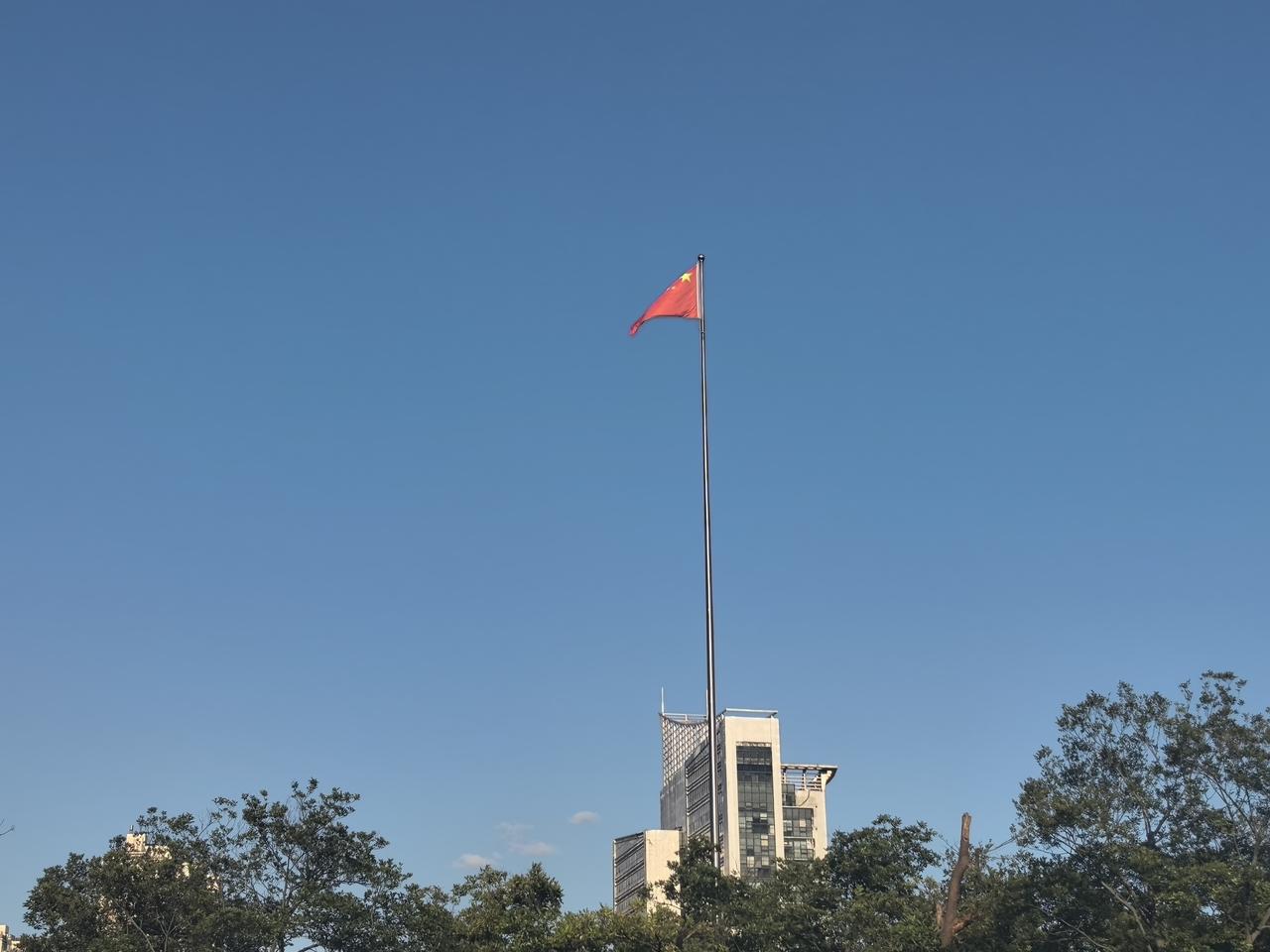 蓝天·红旗