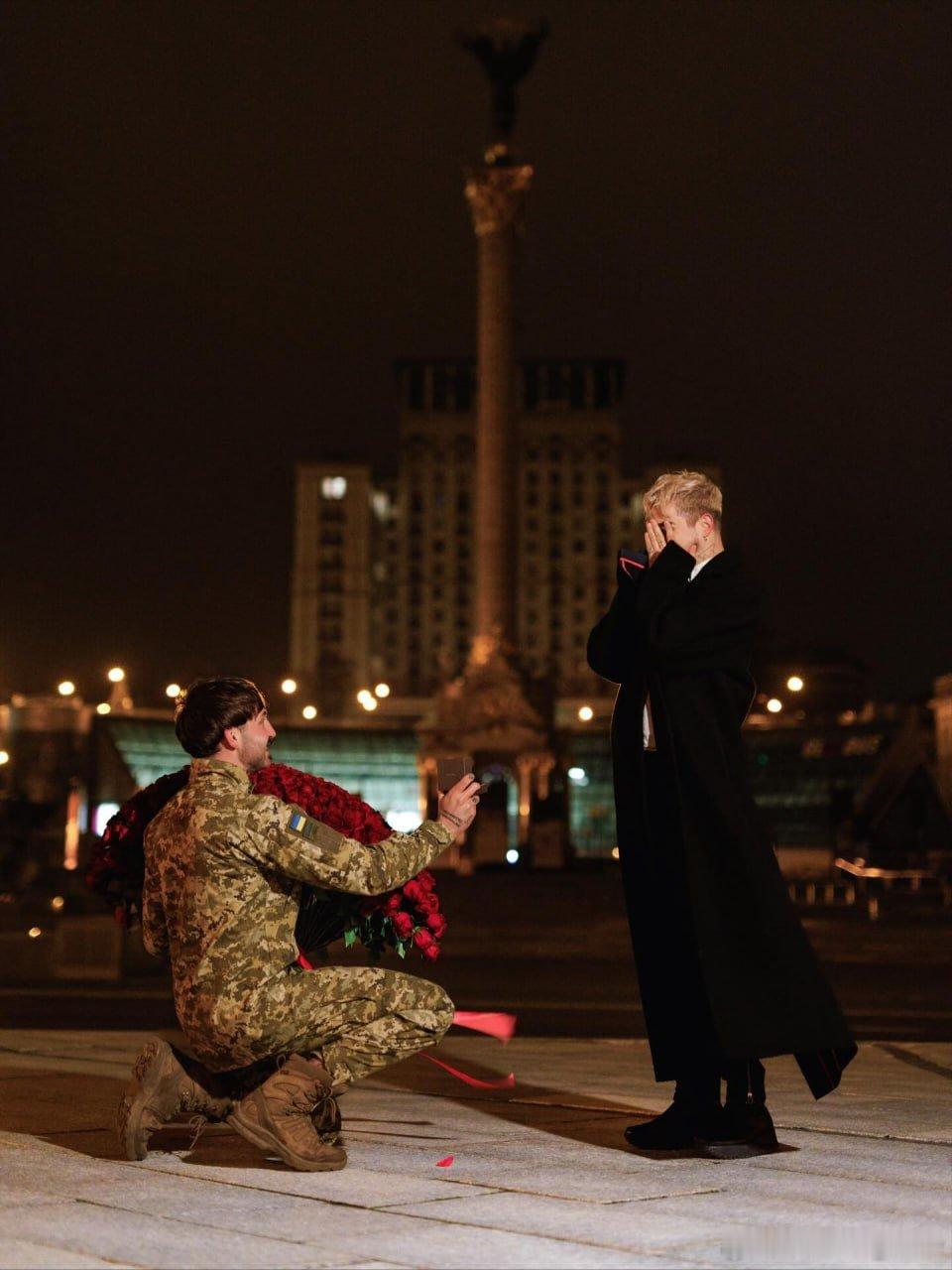 据乌媒报道，一名乌克兰军人在基辅市中心向乌克兰著名音乐人梅洛文求婚。他答应了，并